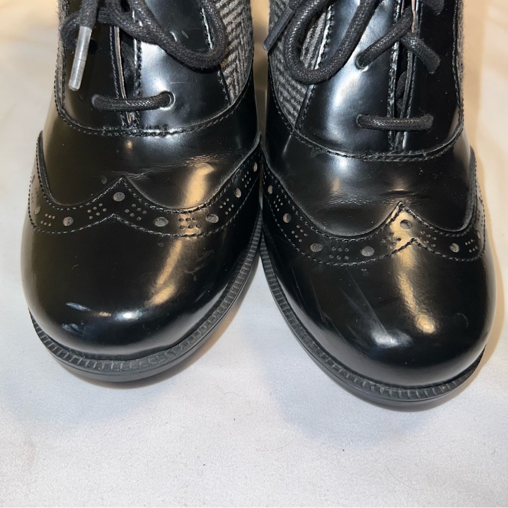 Clarks Artisan Black and Gray Women's Oxford Heels - Picture 3 of 9